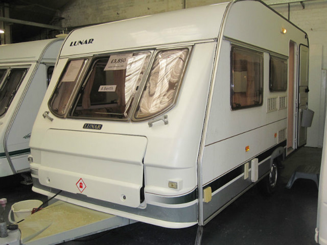 Lunar Chateau 400 Caravan Photo