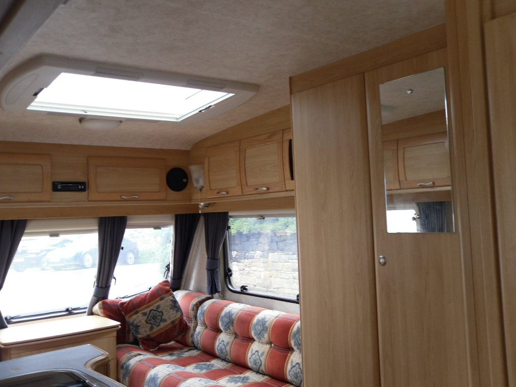 Lunar Freelander 525 Caravan Photo